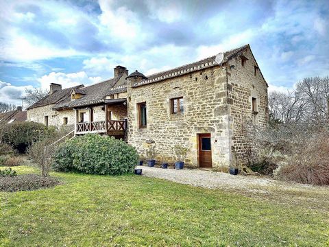 Dans un petit hameau, sur le Causse, entre Caylus et Limogne en Quercy, cette belle et grande bâtisse séduira les amoureux des maisons en pierres. Il est peu courant de découvrir une si belle rénovation qui s'est faite au fil du temps, et qui a su co...