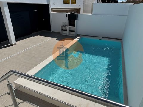 Magnifique villa de 4 chambres en construction et devrait être achevée en octobre 2024. Cette luxueuse villa moderne aux espaces généreux se compose de deux étages. Au rez-de-chaussée nous sommes accueillis par de grands patios, un avant qui donne ac...
