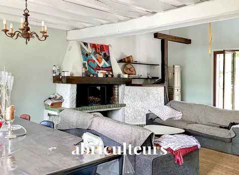 Discover this charming house located in a peaceful environment. Offering exceptional views of a pond, this property is ideal for lovers of nature and tranquility. Description of the house: Living room / Living room: Spacious with fireplace and bar, l...