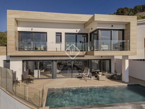 Lucas Fox presenta, en exclusiva, esta lujosa villa con un diseño contemporáneo y vistas al mar, en uno de los lugares más exclusivos de la Costa Tropical de Granada: La Herradura. La vivienda, construida en 2022, cuenta con materiales de primera cal...