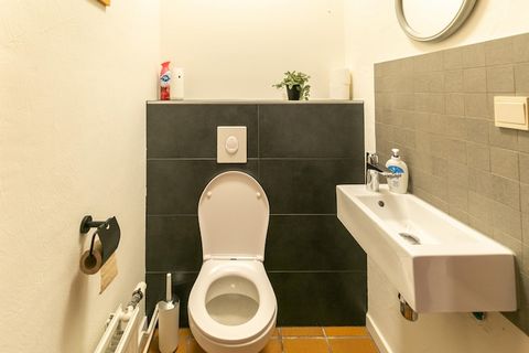 Ervaar de charme van dit uitnodigende vakantiehuis in Lanklaar, Dilsen-Stokkem, perfect voor een uitje met familie of vrienden. Het huis is omgeven door weelderig bos en biedt plaats aan maximaal acht gasten met vier gezellige slaapkamers en een goed...