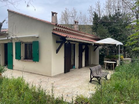 Maison de construction traditionnelle, située à proximité du centre du village sur un superbe terrain piscinable.