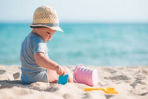 Kameralny budynek apartamentowy w spokojnej okolicy, w obrębie centrum kurortu. Do plaży 300 m. Restauracje, kawiarnie, sklepy i wszystkie atrakcje kurortu w zasięgu kilku kroków. Apartament typu studio na pierwszym piętrze. Posiada duży, ogrodzony t...