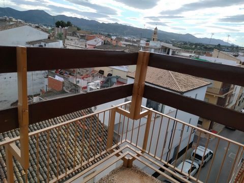 Piso situado en la cuarta planta de un edificio plurifamiliar bajo rasante con 5 alturas en el municipio de L Alcúdia de Crespins, provincia de Valencia. El edificio fue construido en el año 1975, sin ascensor. La vivienda está distribuida en cuatro ...