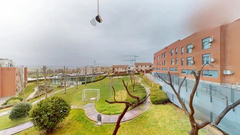 Apartamento em urbanização privada. Apresentamos este maravilhoso apartamento remodelado em El Viso, estamos perante a casa mais barata da zona. Numa urbanização privada equipada com paddle, parque infantil, campo de futebol e zonas verdes, fazem des...