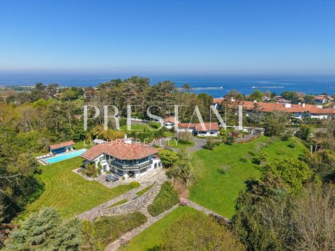 Signature villa by André Pavlovsky with guest house, caretaker's apartment, swimming pool and landscaped park - close to Saint-Jean-de-Luz and the beaches Set in a commanding position at the top of the highly sought-after Bordagain Hill in Ciboure, t...