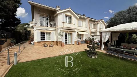 Barnes Maresme presents this exclusive townhouse with sea views in Premià de Dalt Located in one of the most privileged areas of the Maresme region, this spectacular 430 m² townhouse offers the perfect combination of tranquility and luxury. Built in ...