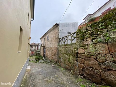 Moradia unifamiliar V2 de 2 pisos, com logradouro em Sanfins do Douro, Alijó. A propriedade é constituída por: Rés-do-chão: amplo para arrumos; Andar: hall, cozinha, sala, 2 quartos e casa de banho. Imóvel em razoável estado de conservação. Localizad...