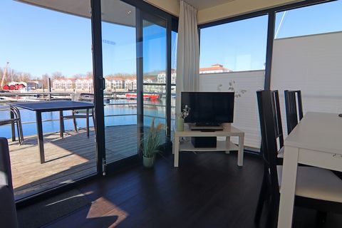 Genieße Sie Ihren Urlaub auf einem Hausboot mit der ganzen Familie oder entschleunigen Sie mit guten Freunden – weit weg von Stress und Alltag. Dieses einladende Hausboot (führerscheinfrei) ist ein schwimmendes Ferienhaus und hat seinen festen, stati...