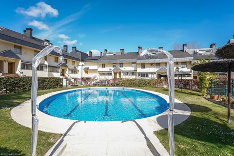 Century 21 Abc Home presenta en exclusiva un encantador Chalet Adosado con jardín privado, ubicado en una urbanización cerrada ideal para disfrutar durante todo el año. Esta vivienda se distribuye en cuatro plantas, ofreciendo un amplio espacio y com...