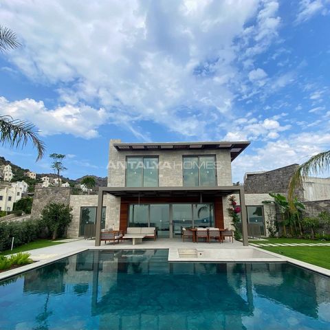 Maisons Individuelles Avec Un Design Spacieux et Piscine Privée à Bodrum Les maisons sont situées dans un projet composé de 36 maisons sur 25 000 m² de terrain total. Les maisons sont équipées de pierre naturelle blanche. Les maisons disposent d'une ...