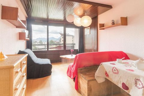 The Residence La Loubatière (with lift) comprises of 6 levels and is situated in the centre of the resort of Montgenèvre. The shops are 50m away, the ski lifts and the pistes are 200m from the residence La Loubatière. Surface area : about 25 m². 5th ...