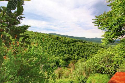 Situato nella splendida campagna toscana di Cortona, questa caratteristica casa colonica del 1400 dispone di 2 camere da letto per 4 persone. Ideale per amici o famiglie, gli ospiti possono fare un tuffo in piscina e accedere alla connessione WiFi gr...