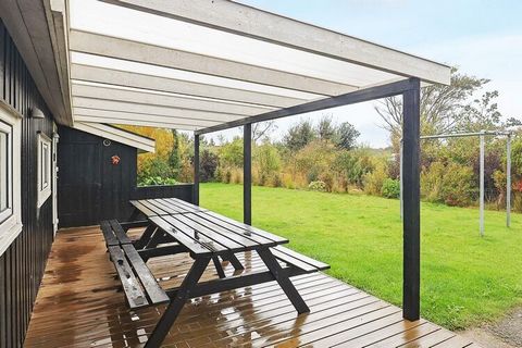 Auf einem Rasengrundstück in dem idyllischen Ferienort Lønstrup, liegt dieses ansprechend eingerichtete Haus. Küche von 2007. In Verbindung mit dem Pool haben Sie Zugang zur Sauna, dem Whirlpool und dem zusätzlichen Badezimmer mit Dusche und Fußboden...