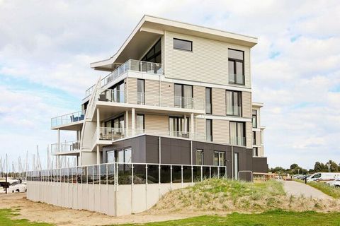 Moderne und komfortable Ferienwohnung im 1. Obergeschoss mit Blick auf die Ostsee und den Yachthafen. Die Wohnung besteht aus einem schönen Küchen-Wohnbereich mit Ausgang zum Balkon, zwei Schlafzimmern mit Doppelbett, einem Schlafzimmer mit zwei Einz...