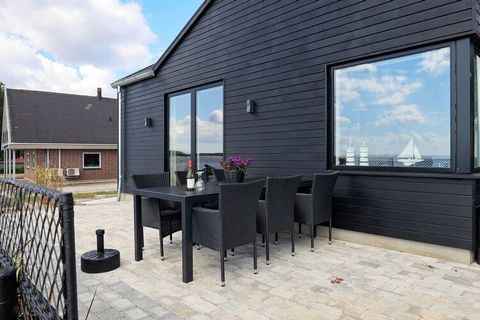 Bei Skårupøre finden Sie dieses 2022 von Architektenhand individuell gestaltete und erbaute Ferienhaus mit der schönsten Aussicht zur nahen Meeresenge zwischen den Inseln Fünen und Langeland! Innen erwartet Sie ein offener Küchen-/Wohnbereich mit Ess...