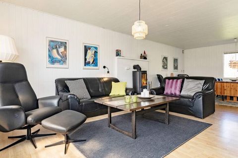 Traditionelles Ferienhaus auf einem 1.400 m² großen Naturgrundstück in Klitgårds Fiskerleje. Das Haus hat drei Schlafzimmer; eines mit Doppelbett, das zweite mit zwei Einzelbetten und doppelter Schlafcouch im dritten Zimmer. Im Wohnzimmer gibt es u.a...