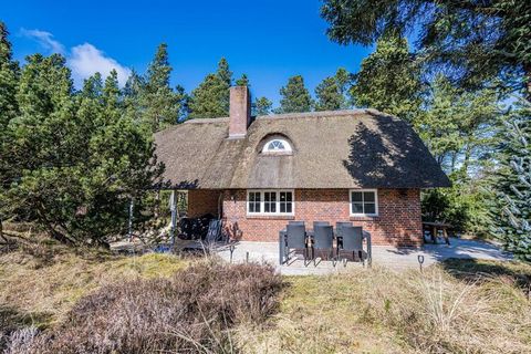 Cottage super accogliente recentemente ristrutturato situato su un grande terreno naturale a Blåvand. Si viene accolti in un ingresso, dal quale si accede direttamente alla stanza cuore della casa - la cucina in collegamento aperto con il soggiorno, ...