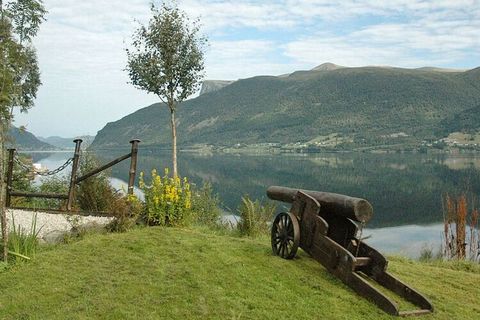 Herrliches Reiseziel in besonders attraktiver Lage! Liegt am reizvollen Syvdefjord, auf einem großartigen Grundstück mit Panoramaaussicht zu Wasser und Gebirge ringsum! Das geräumige Ferienhaus wurde zuletzt 2006 durchgehend renoviert und bietet 11 S...