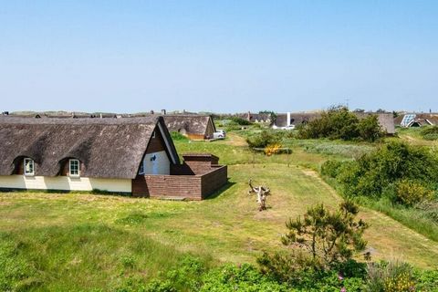 Cabaña con techo de paja con sauna ubicada en 2200 m & # 178; gran parcela de dunas aprox. 900 m del Mar del Norte. La casa se mantiene en colores brillantes por dentro y está bien amueblada con cocina en conexión abierta a la sala de estar, donde ha...