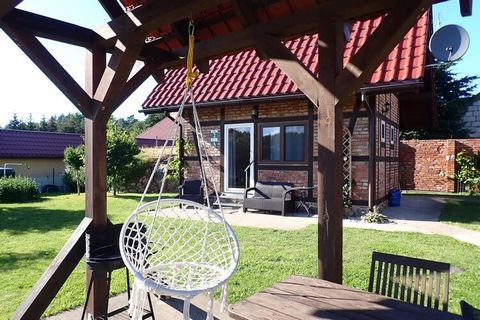 Klein, gezellig vakantiehuis met gedeeltelijk uitzicht op het meer, zeer dicht bij de golfbaan op het eiland Wollin en op slechts 50 meter van het meer van Kolczewskie. U woont op het perfecte startpunt voor excursies naar Swinoujscie of Miedzyzdroje...
