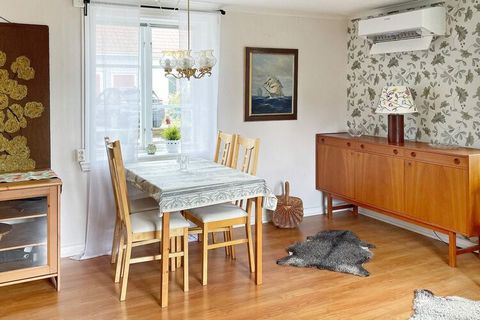 A warm welcome to beautiful Småland and to this cozy farmhouse in Svarttorp, Lekeryd. The house is located on the owners' plot, but you have your own part of the plot. The cabin is about 70 square meters and divided into a large, social living room w...