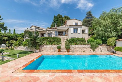 In the heart of a residential estate, in absolute calm, superb southwest-facing villa offering beautiful features and unobstructed views of the forest. A 2,394 sqm planted garden with restanques features a magnificent heated swimming pool and a fully...