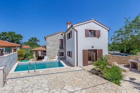Cette charmante villa est située à Peresiji près de Svetvincenat, dans la partie calme d'Istrie. La maison dispose de 2 chambres et est idéale pour la famille de 6. Sur le terrain clôturé est une piscine privée, une douche extérieure et une terrasse ...
