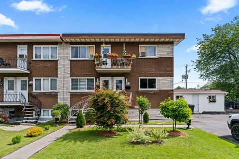Highly sought after site! Beautiful triplex in Longueuil (Saint-Hubert). Incredible double land, very rare. A stone's throw from the hiking trail, cross-country skiing, green bike path, dog park, soccer field, baseball field, new children's playgroun...