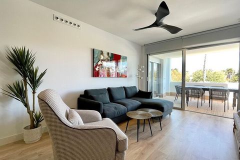 This luxury apartment is ideal for enjoying the sun and the sea throughout the year, whether it's vacations or teleworking in a unique environment. Located in exclusive urbanization, staying in this apartment will allow you to enjoy the sunny and ple...