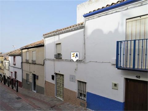 Dit gemeubileerde herenhuis met 3 slaapkamers en 2 badkamers in een rustige straat in Martos, in de provincie Jaen in Andalusië, Spanje, is klaar om te gaan. Neem je koffer mee en geniet. Ga de hoofdingang binnen in een lobby met een trapkast of gard...