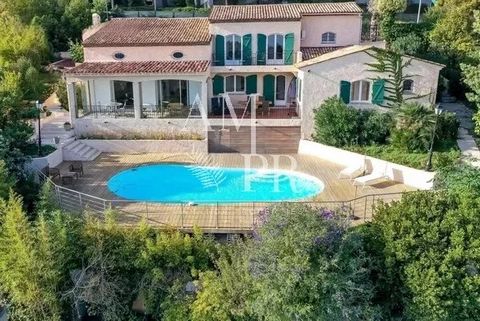 Beautiful renovated Provencal villa with sea and hill views In a dominant position on the heights of Vallauris (bordering Mougins), this completely renovated traditional family villa of 288m² on a plot of 1500m² offers spacious accommodation and a br...