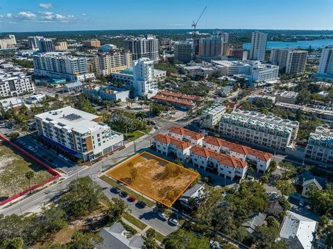 333 COCOANUT - JUMP ON THIS PRIME DOWNTOWN SARASOTA DEVELOPMENT OPPORTUNITY! This 15,750 sq ft mixed use lot is zoned DTC (Downtown Core) and can be constructed up to 10 stories with up to 18 residential units. Already have due diligence which can be...