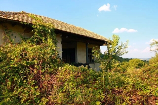 Price: €9.500,00 District: Ruse Category: House Plot Size: 3420 sq.m. Bedrooms: 5 Bathrooms: 1 Location: Countryside A 2-Storey House in need of renovation near rRuse 5 Rooms in total based in the village of Zvezda There is a lovely lake and big plu ...