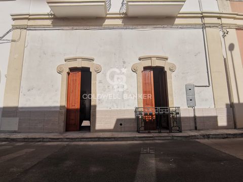 NEVIANO - SALENTO In the center of Neviano we are pleased to offer for sale an ancient house of about 120 square meters. with garden. The house develops on the ground floor with the typical star vaults and has: a salon, a living / dining room, a kitc...