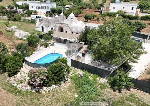 PUGLIA - MARTINA FRANCA (TA) - PADULA CAPPA ROAD We offer for sale, in the heart of the Valle d'Itria - an authentic land of ancient traditions and with a strong link with the natural environment - a recently renovated complex of trulli and lamia. Th...