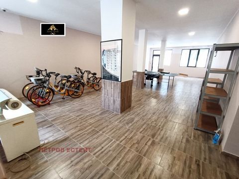 We offer a commercial space in a new building with excellent location in the wide center of Velingrad. The premise is bright and spacious and has a storage, bathroom and toilet, second toilet and terrace. It is suitable for a gym, shop, one large or ...