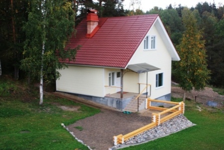 Nous vous proposons un chalet en Carélie, située directement sur la rive du lac Ladoga (50 m). La maison dispose d'un sauna chauffé au bois, piscine (3h6m), salle de loisirs, foyer, planchers chauffants, 2 douches, et tous les appareils nécessaires. ...