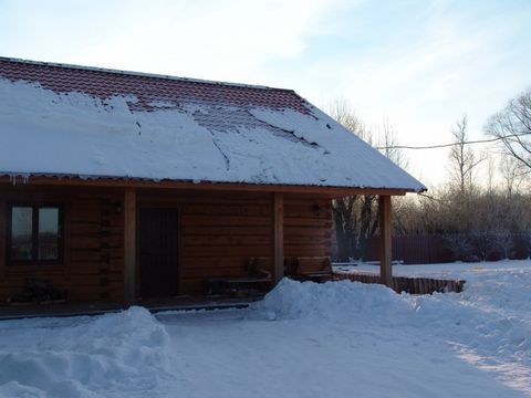 The lodge is within walking distance to the quietest beach Pleshcheeva lake where you just will not bother surfers, kiters and cheerful local companies. And also from the house quiet street walking to the famous Venice and Pereslavl Sorokomuchennikov...