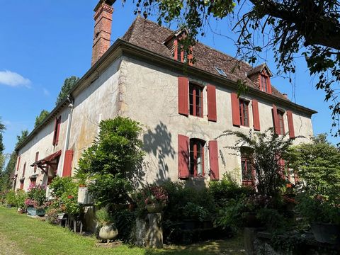 This beautiful Béarnaise house with two independent gîtes and two hectares of land also offers the possibility of doing a bed and breakfast activity. Over three levels, the main house offers an entrance hall, living room, reception room, office, kitc...