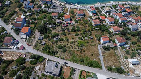 Marina, Vinišće, building plot of 1272 m2. The land is located 100 meters from the sea and the beach, in a quiet area. Considering the area, it offers different construction possibilities. www.biliskov.com ID:13329