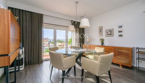 House with garden , for sale, set in a plot of land with 248m2, in a quiet residential area of Gondomar. The house has three floors and stands out for its generous areas , practical and functional layout and lots of light. This property also offers a...