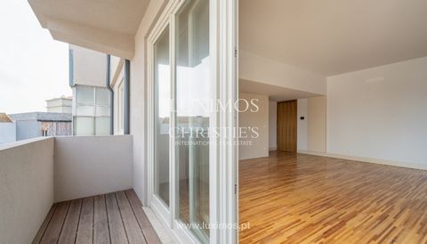 New apartment for sale in the center of Porto. Fully south-facing , the apartment comprises one bedroom , a complete bathroom, a fully-equipped kitchen and a generous living room that communicates with the large balcony . The large glazed openings gi...