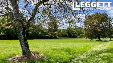 A20986KAW24 - Five parcels of constructable land with access from two roads all within walking distance of the village centre and school. Can be connected to mains drainage and electricity. This land is 50km to Limoges and its airport and 50km from A...