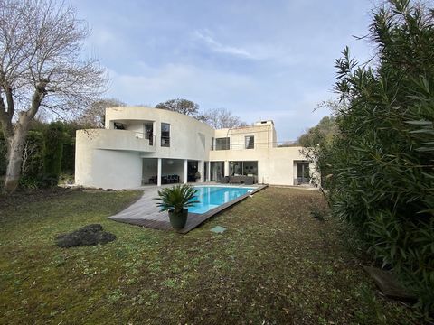 Architect-designed villa from 2007. Biot, close to the village, lovely family home of 174 m2 with 80 m2 of convertible basement. On the ground floor, a living room with dining room, a semi-open kitchen with utility room, bedroom with storage and bath...