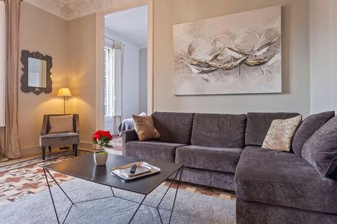 This is an elegant 3-bedroom villa in Distrito del Ensanche. With opulent interiors and a prime location in Barcelona, it makes for an exclusive holiday experience. It is ideal for large groups. The villa is close to the Ramblas, Plaça Catalunya and ...