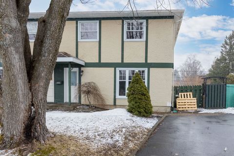 Beautiful semi-detached completely renovated on 3 floors, offering 3 bedrooms upstairs, 2 bathrooms as well as a powder room on the ground floor in a sought-after area of Charny. INCLUSIONS Light fixtures EXCLUSIONS --