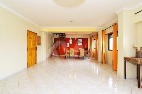 1+1 bedroom apartment in Caparide (Alto do Espargal). This apartment in good condition is situated in a very quiet square, with several parking lots, close to several services and schools. Between the A5 and the Marginal. Apartment in a building with...