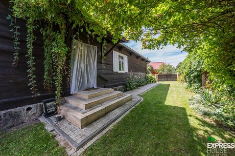 * We invite you to buy a charming country house with a beautiful garden * A one-storey house with a mezzanine from 1919 located away from the hustle and bustle of the city on a plot of land with an area of 1784m2 in the village of Chytra in the munic...