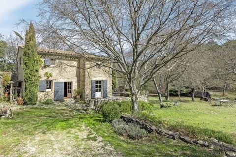 Enjoying total peace and quiet, between Bonnieux and Lourmarin, lovely property comprised of an authentic renovated 